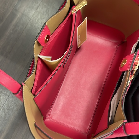 MICHAEL KORS
Reed Large Leather Belted Satchel Shoulder Handbag
Electric Pink - Picture 10 of 16